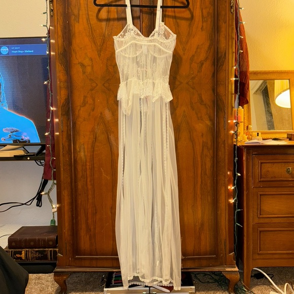 Elegant White Lace Lingerie Set - Picture 4 of 5